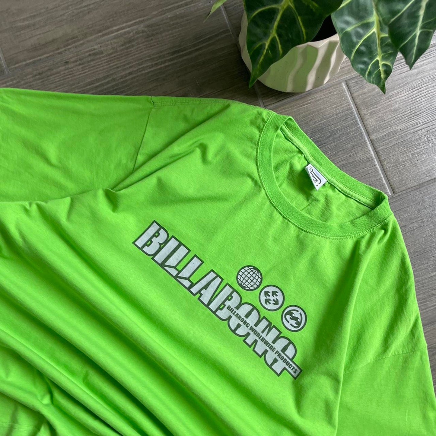 Billabong green baggy surf y2k tee