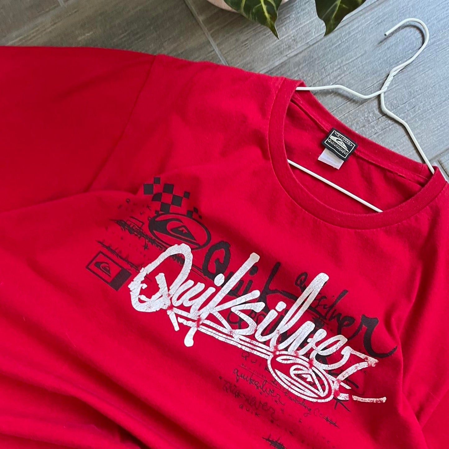 Quiksilver y2k big logo surf vintage tee