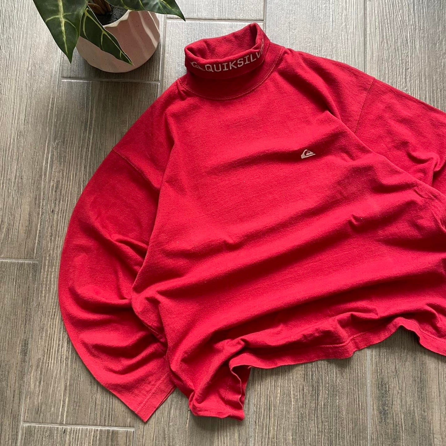 Quiksilver red golf y2k surf baggy tee