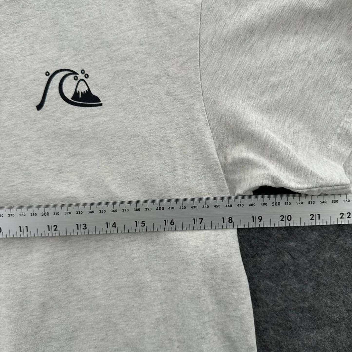 Gray quiksilver t shirt with black