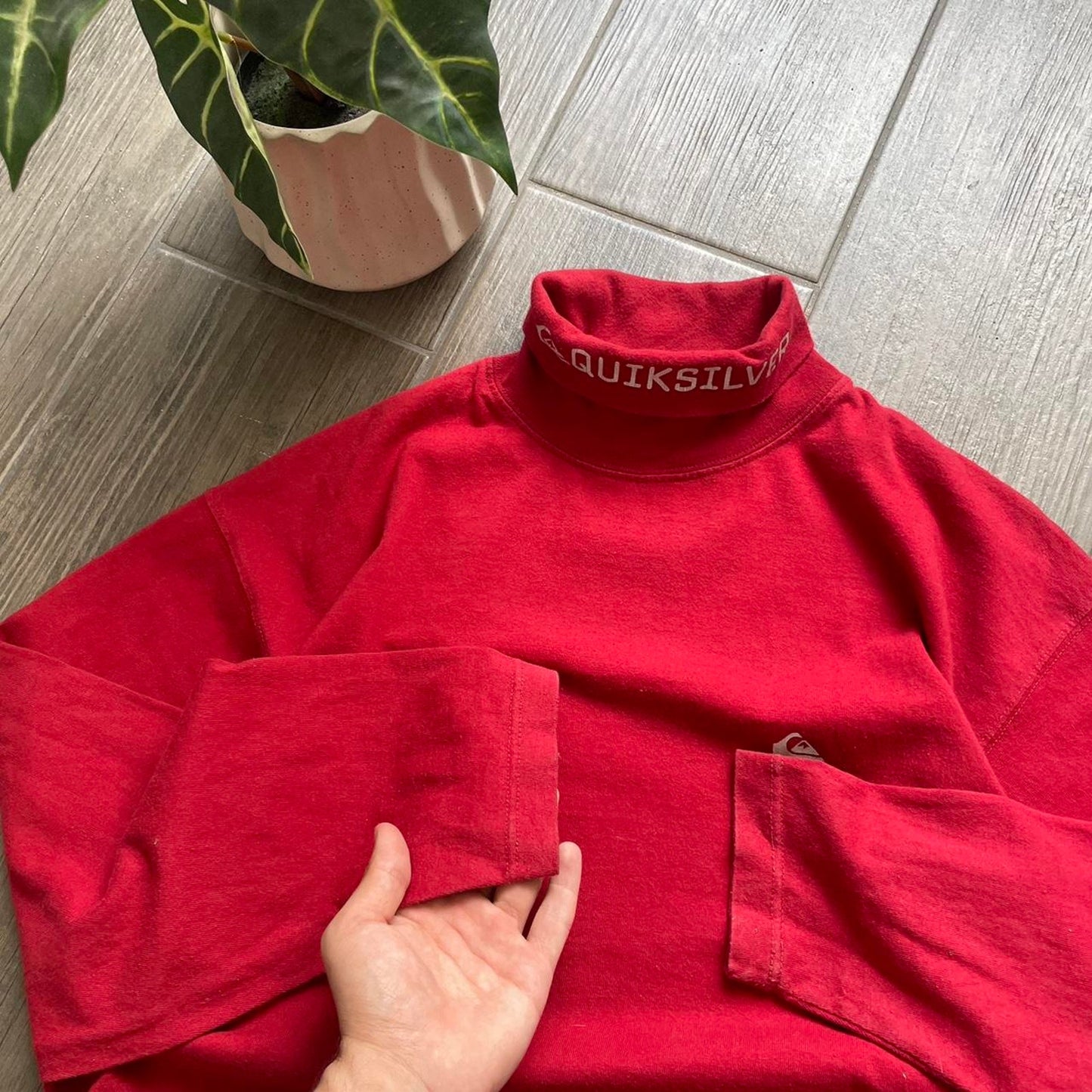 Quiksilver red golf y2k surf baggy tee