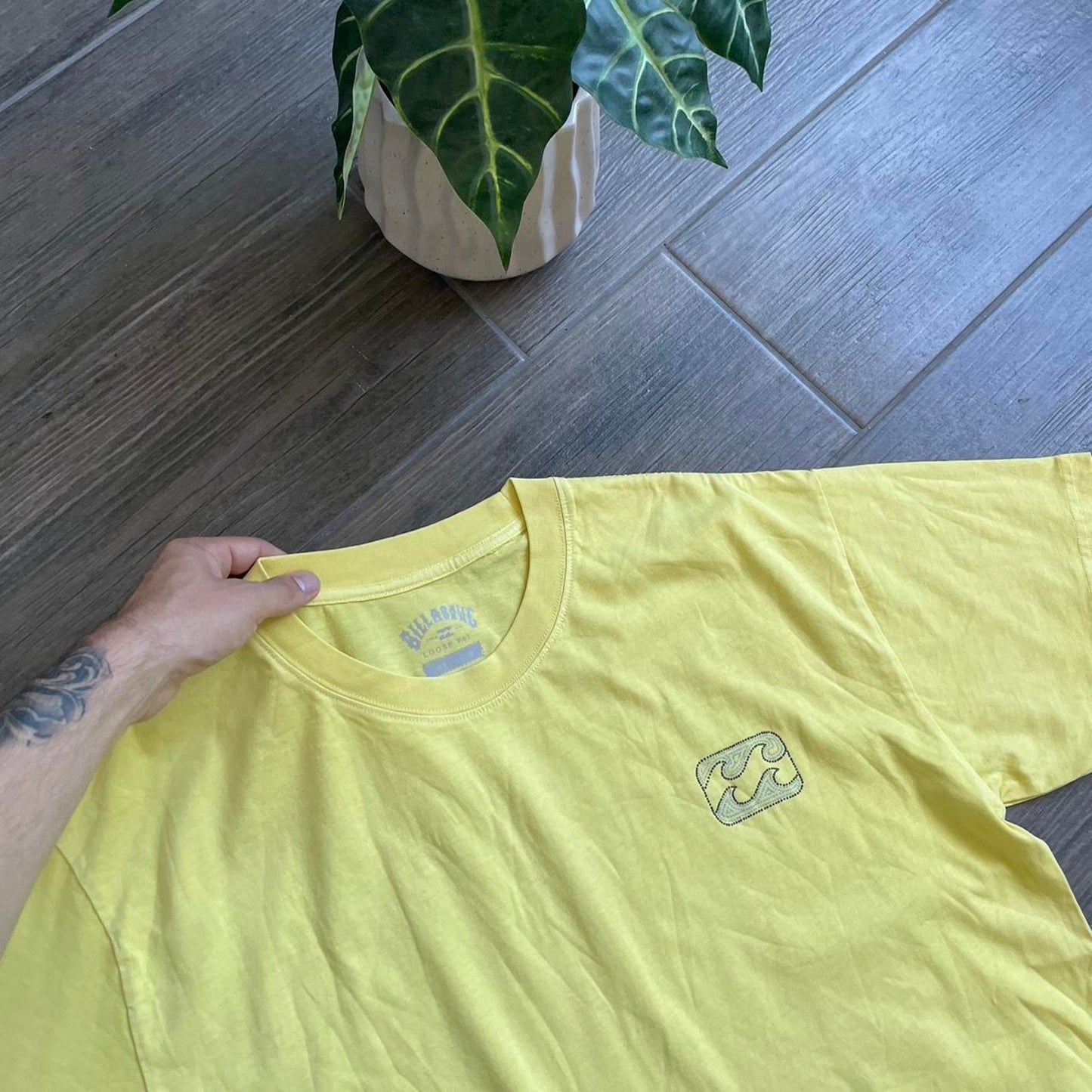 Billabong yellow baggy surf y2k tee