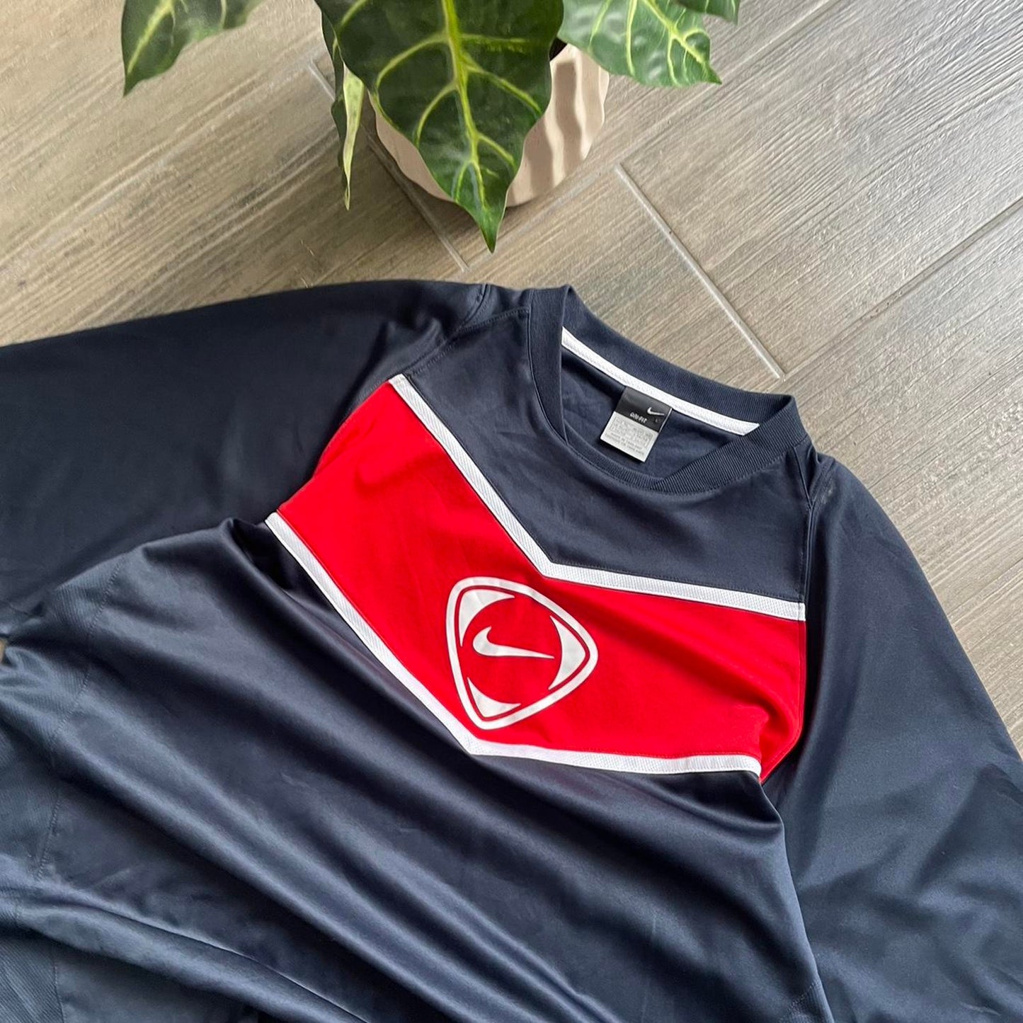 Nike big swoosh vintage baggy y2k tee