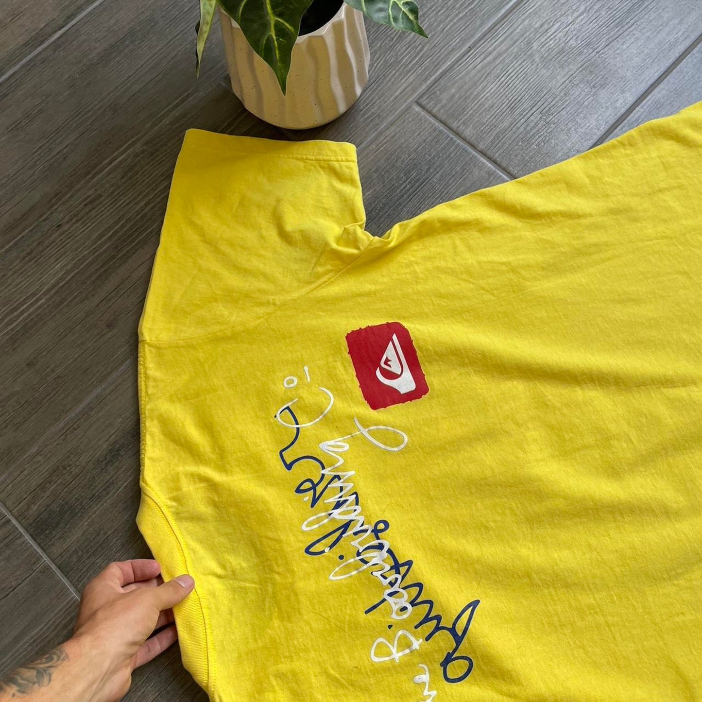 Quiksilver y2k baggy vintage tee