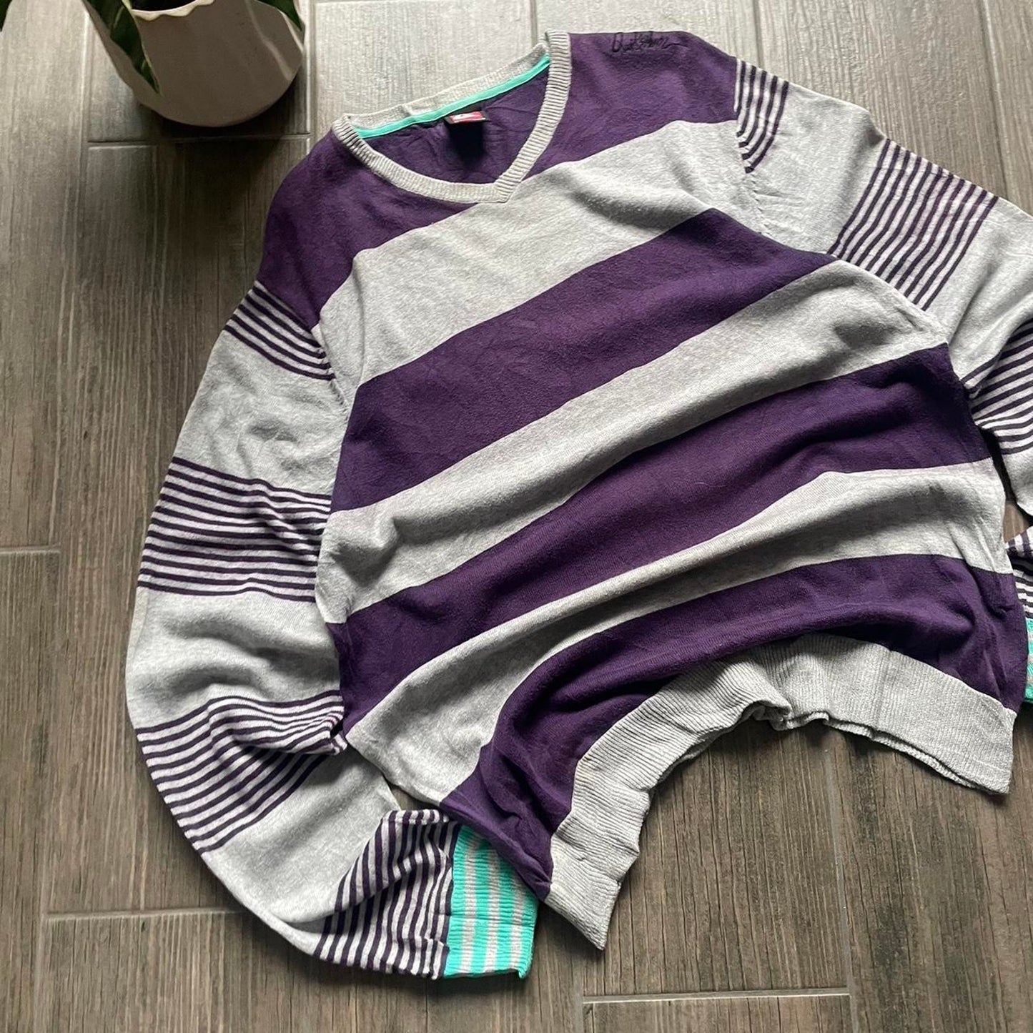 Quiksilver v neck y2k surf baggy L jumper