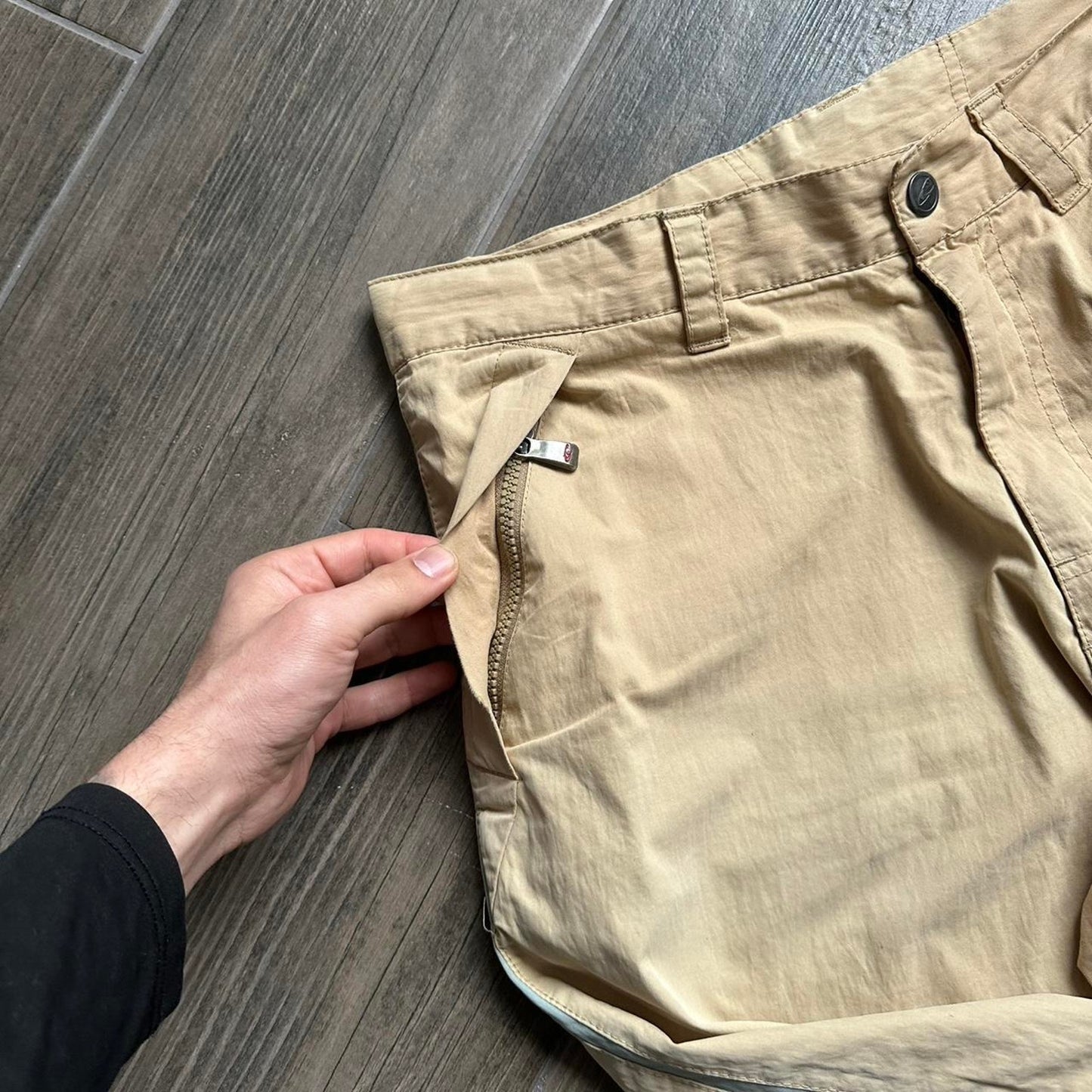 O'Neill tan cargo shorts Size 32