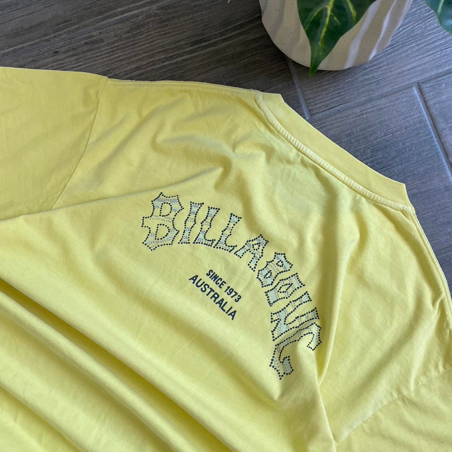 Billabong yellow baggy surf y2k tee
