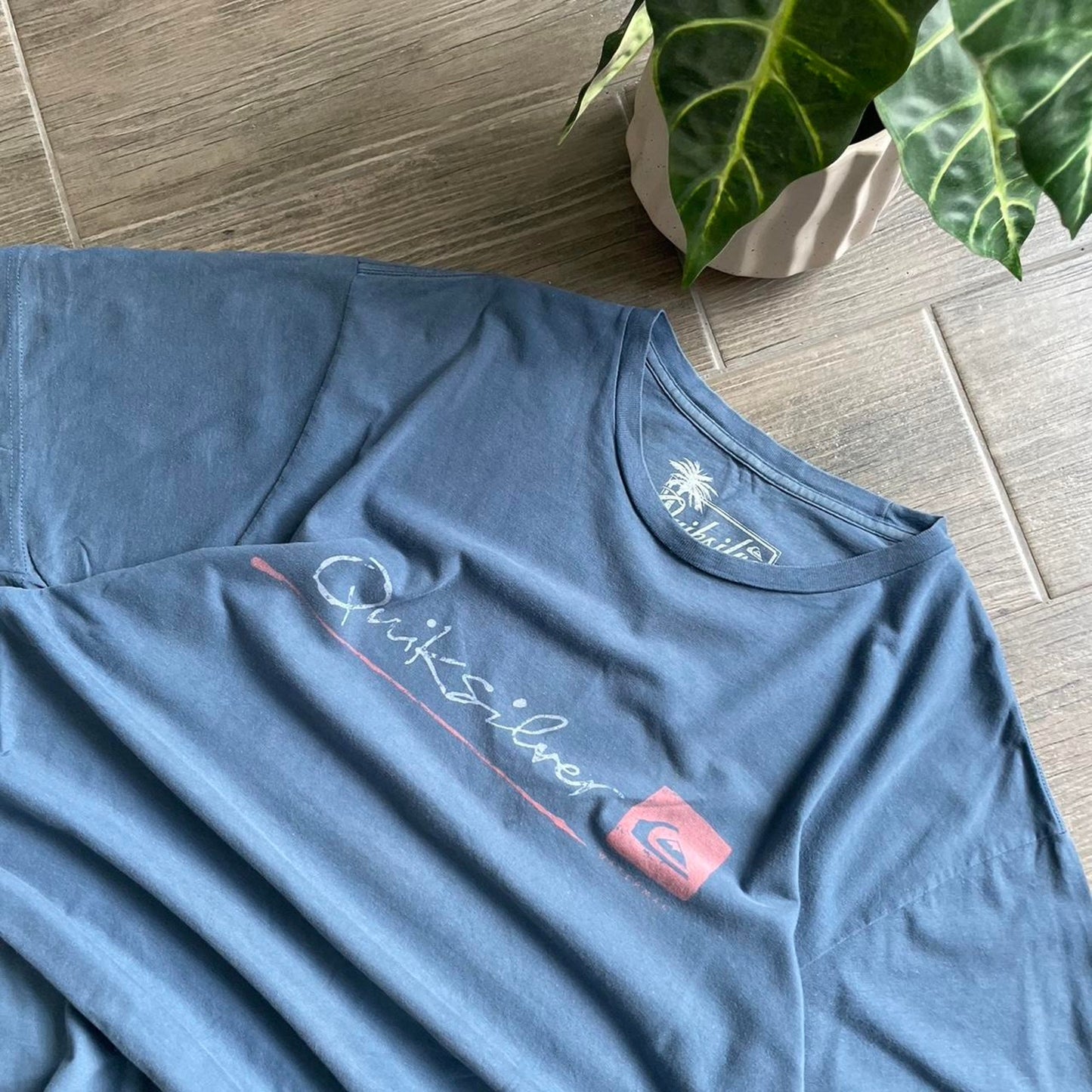 Quiksilver y2k baggy vintage tee