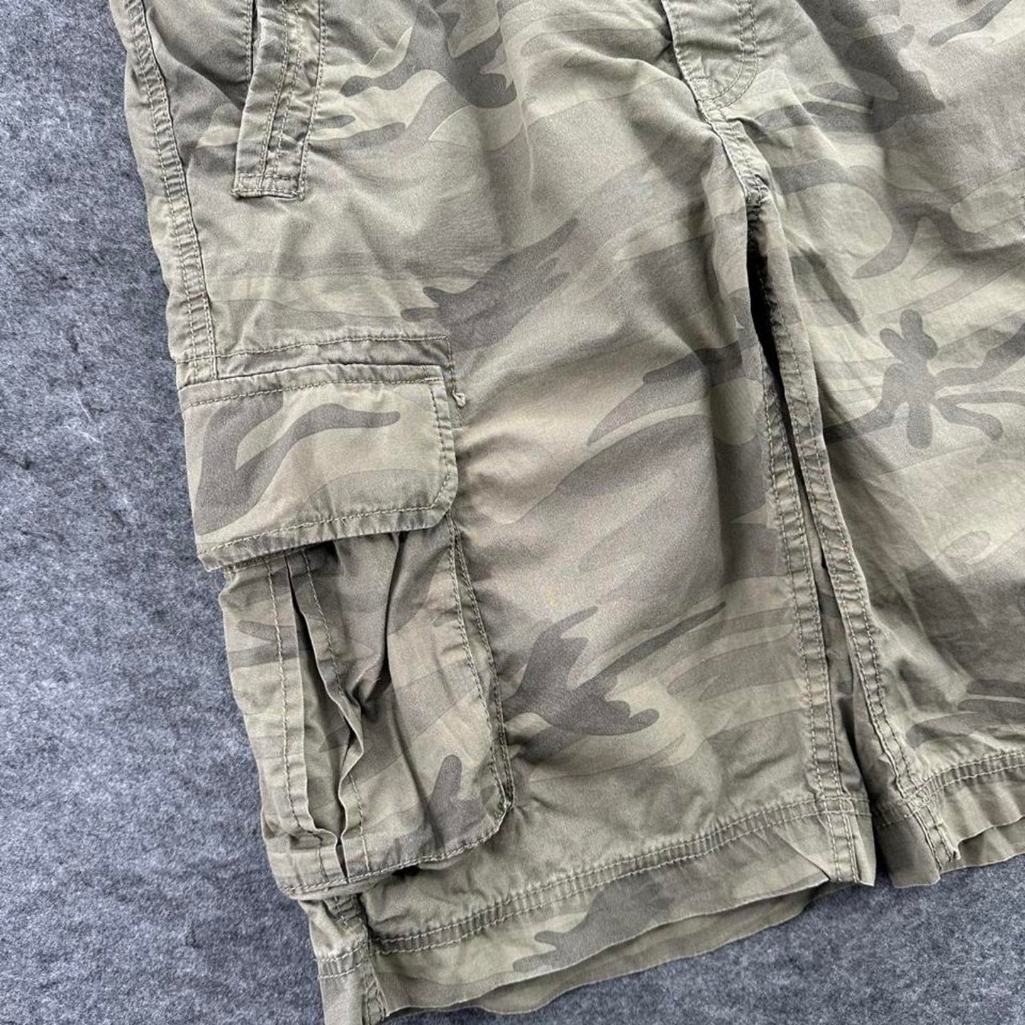 Y2k camo cargo shorts size