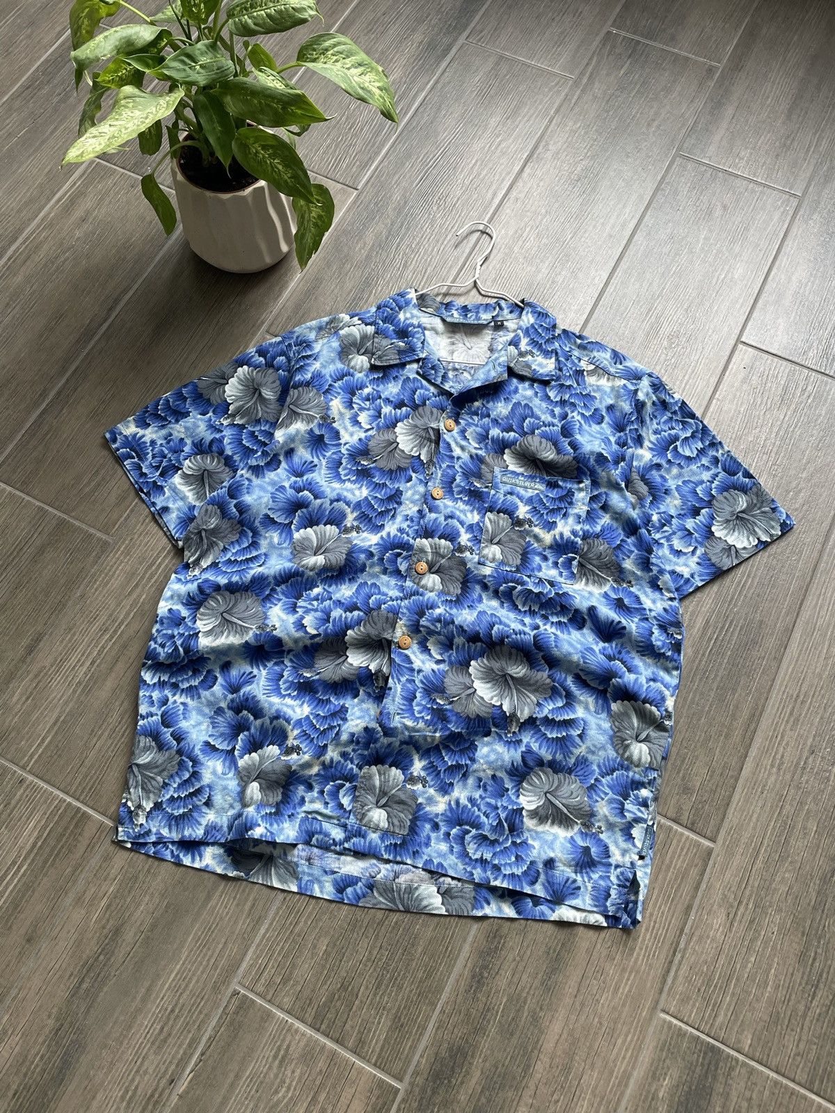 Quiksilver blue floral Hawaiian y2k shirt