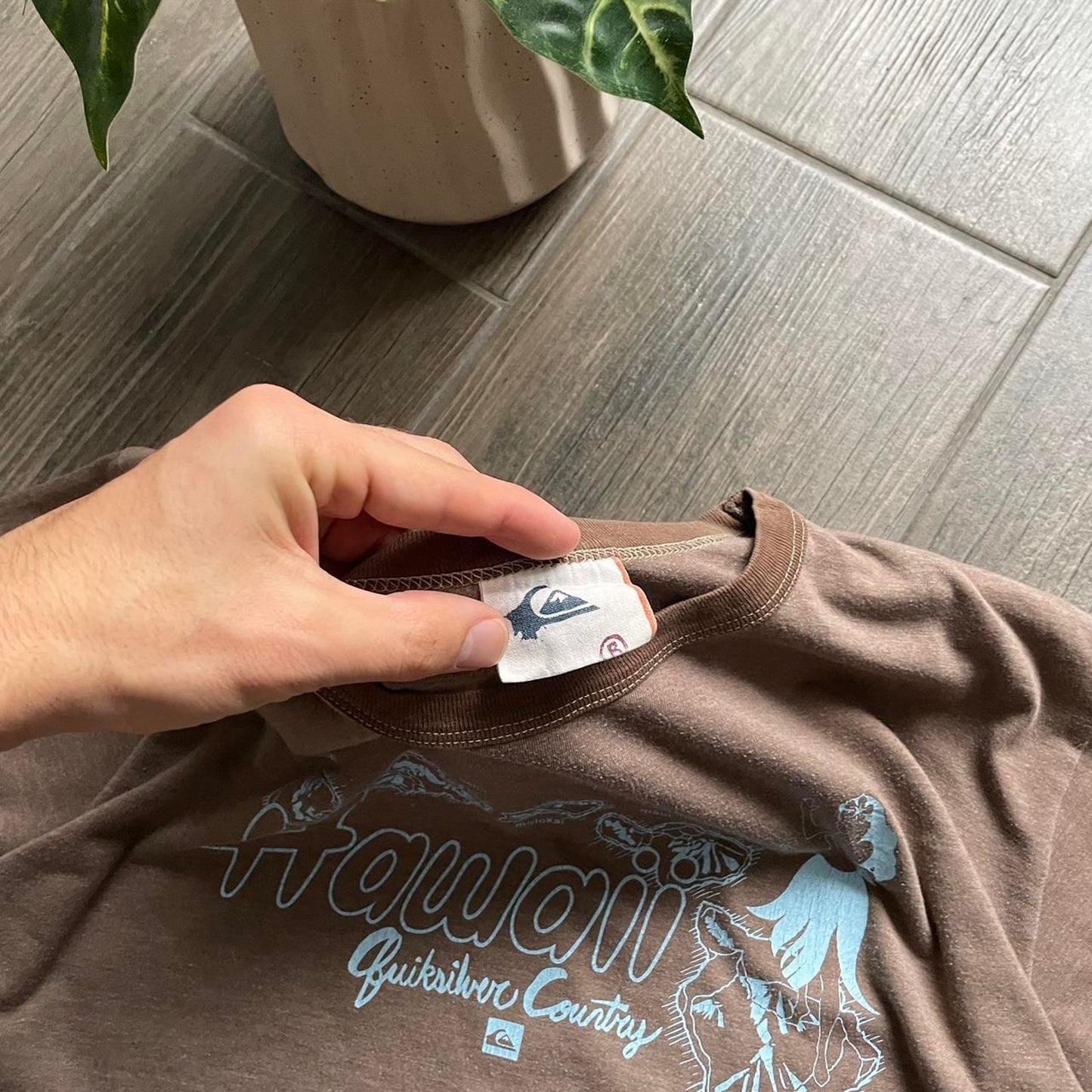 Quiksilver brown y2k big logo surf vintage tee