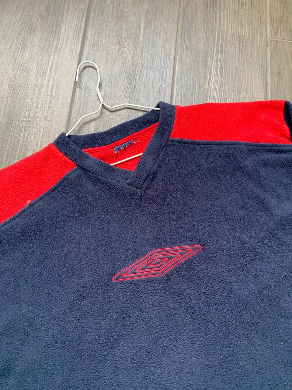 Umbro navy v neck fleece sweatshirt