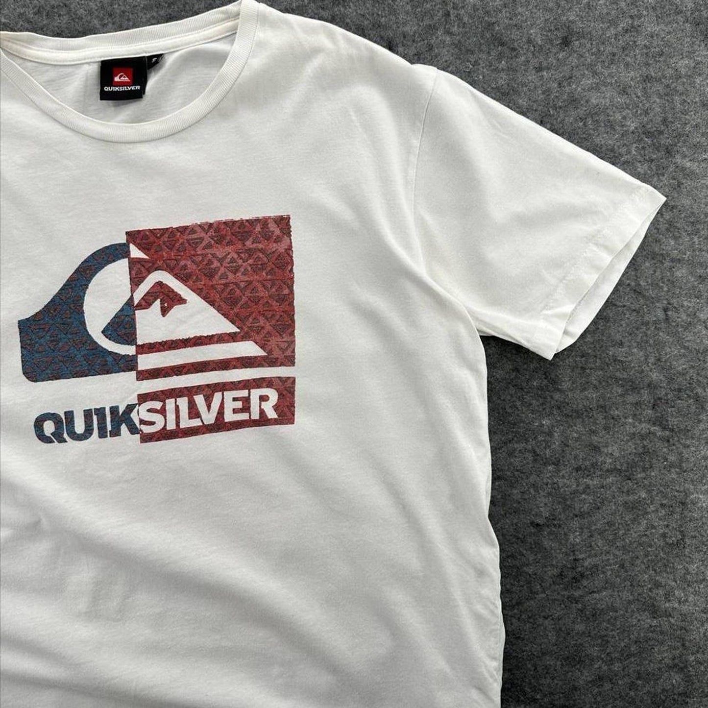 Quiksilver white t shirt with blue
