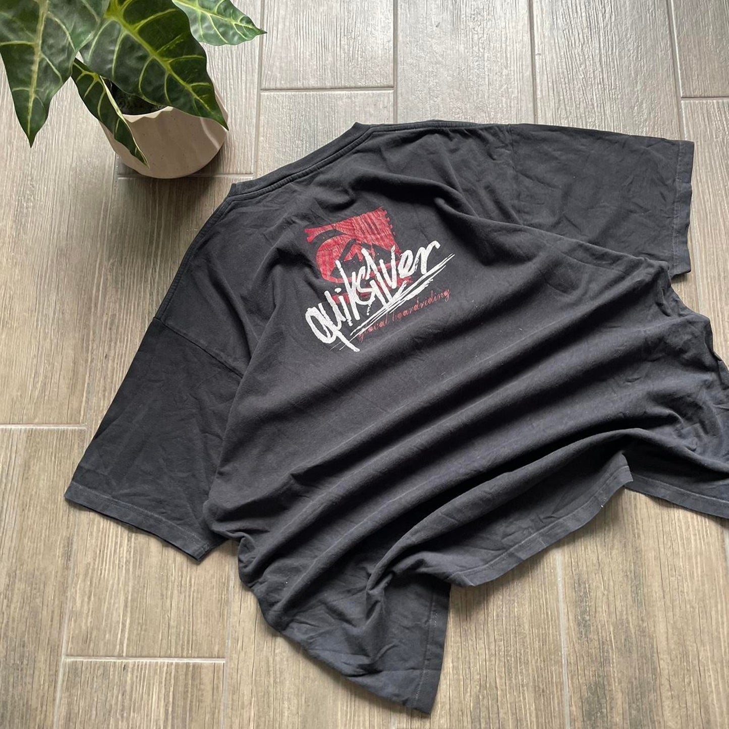 Quiksilver black baggy vintage tee