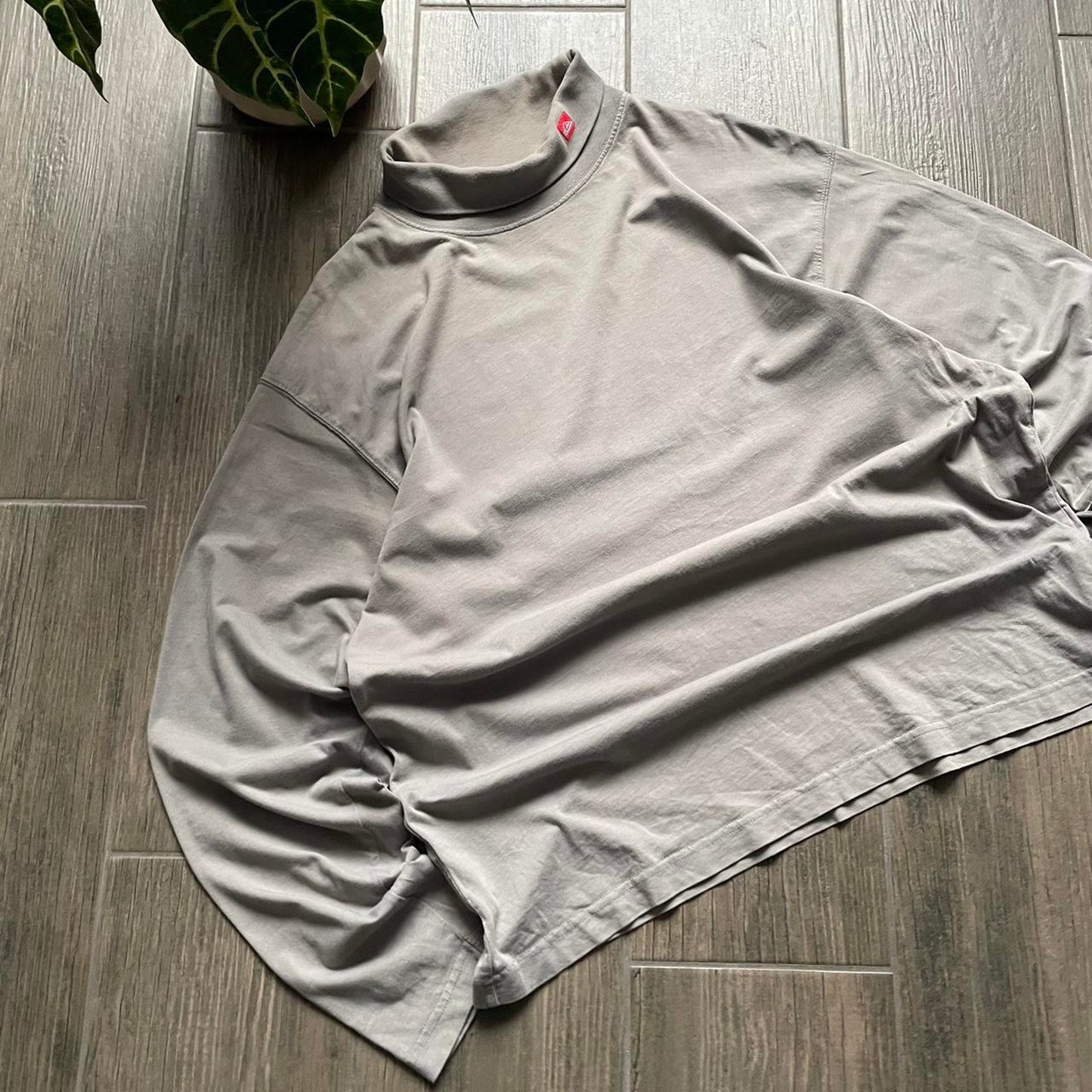 Quiksilver grey surf vintage golf tee