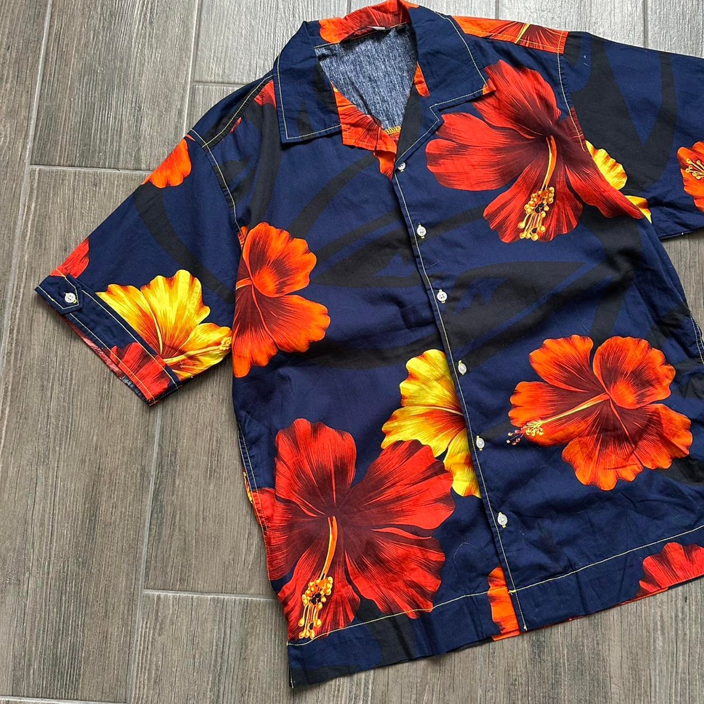 Quiksilver hibiscus hawaiian aloha shirt