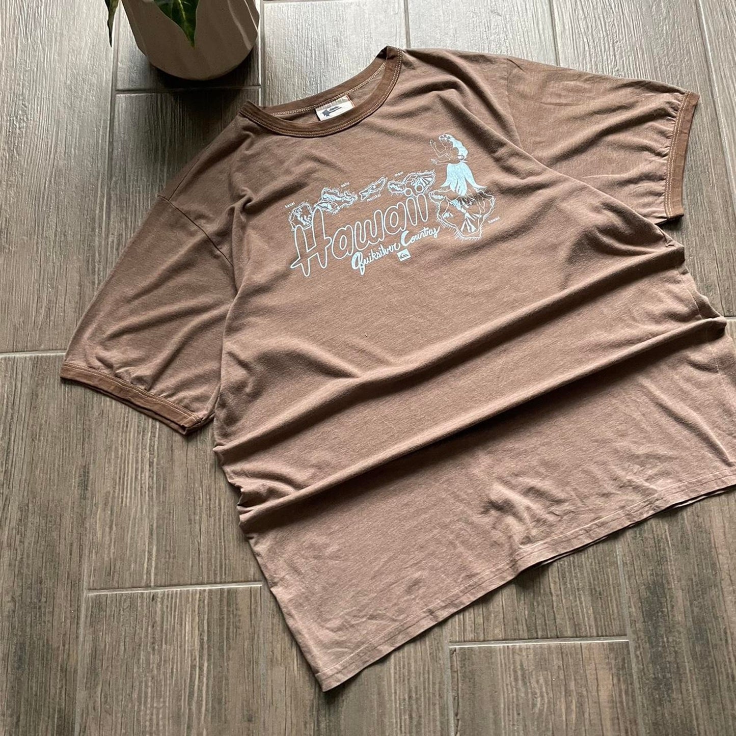 Quiksilver brown y2k big logo surf vintage tee