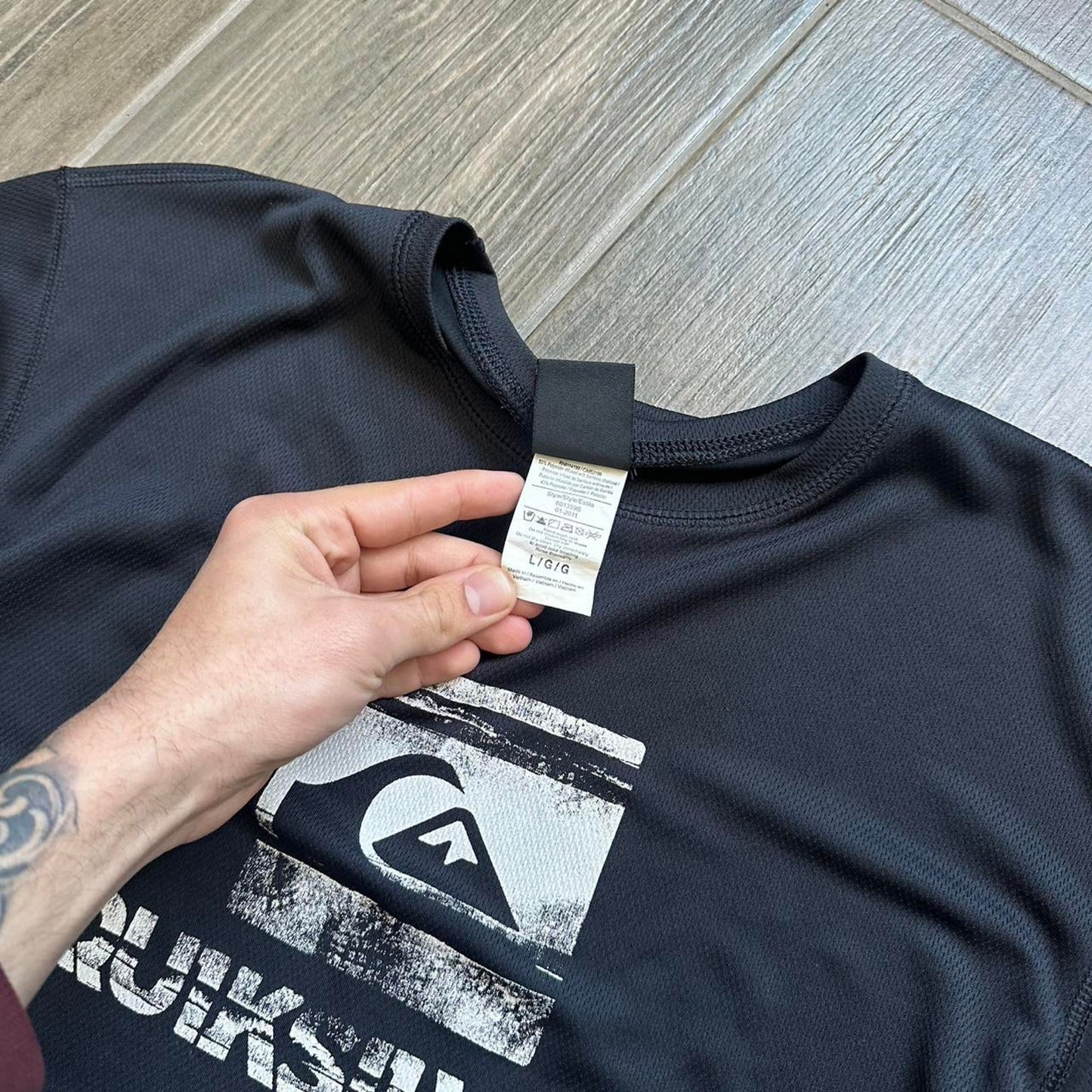 Quiksilver black surf tee Size L
