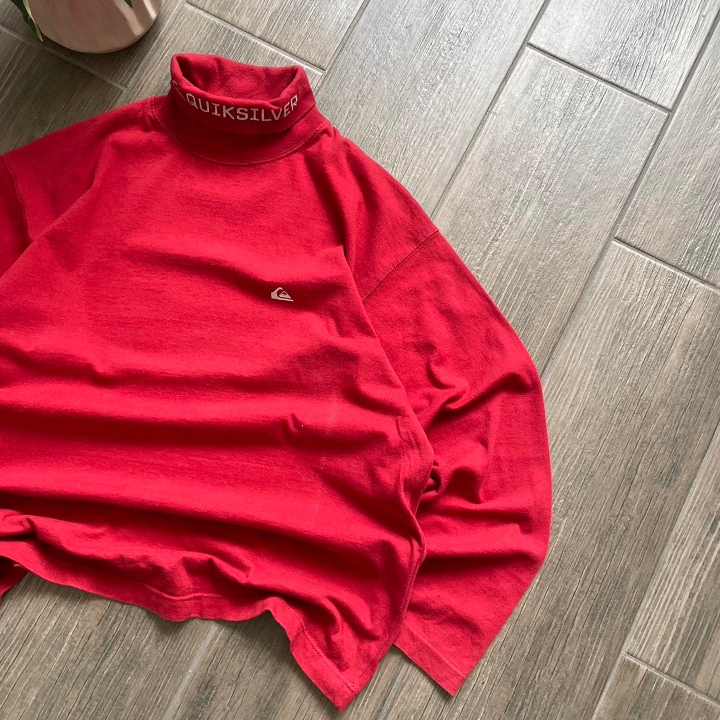 Quiksilver red golf y2k surf baggy tee
