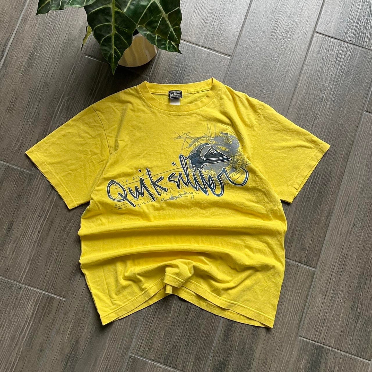 Quiksilver y2k big logo surf vintage S-M tee
