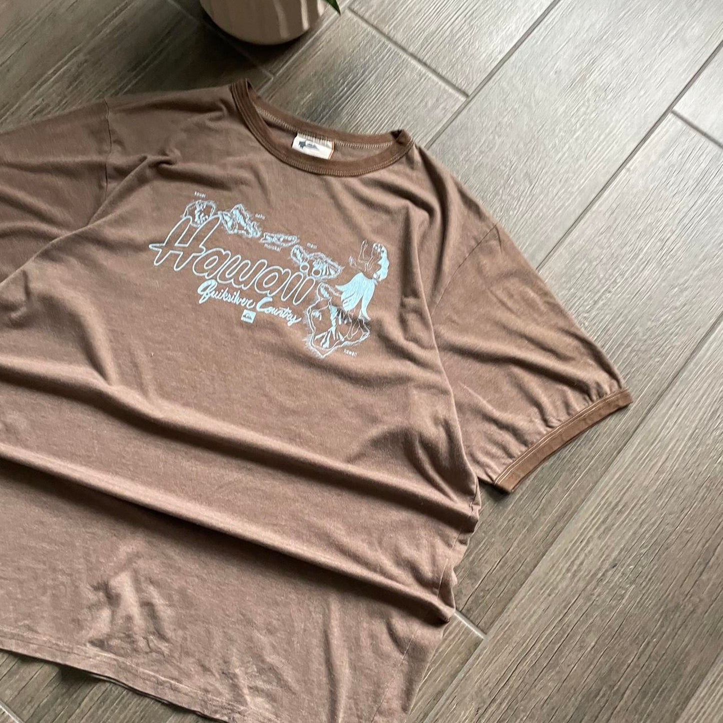 Quiksilver brown y2k big logo surf vintage tee