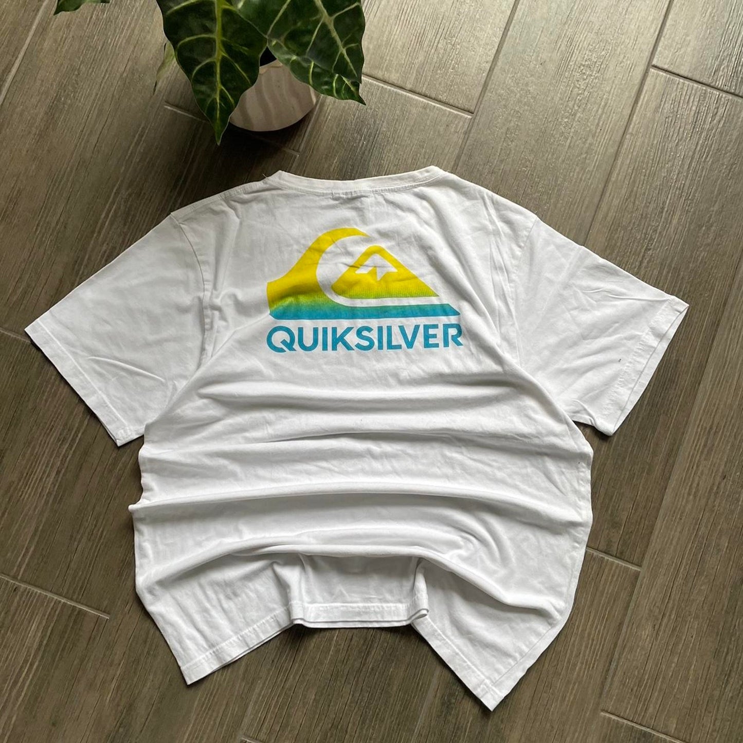 Quiksilver white y2k big logo surf vintage M tee