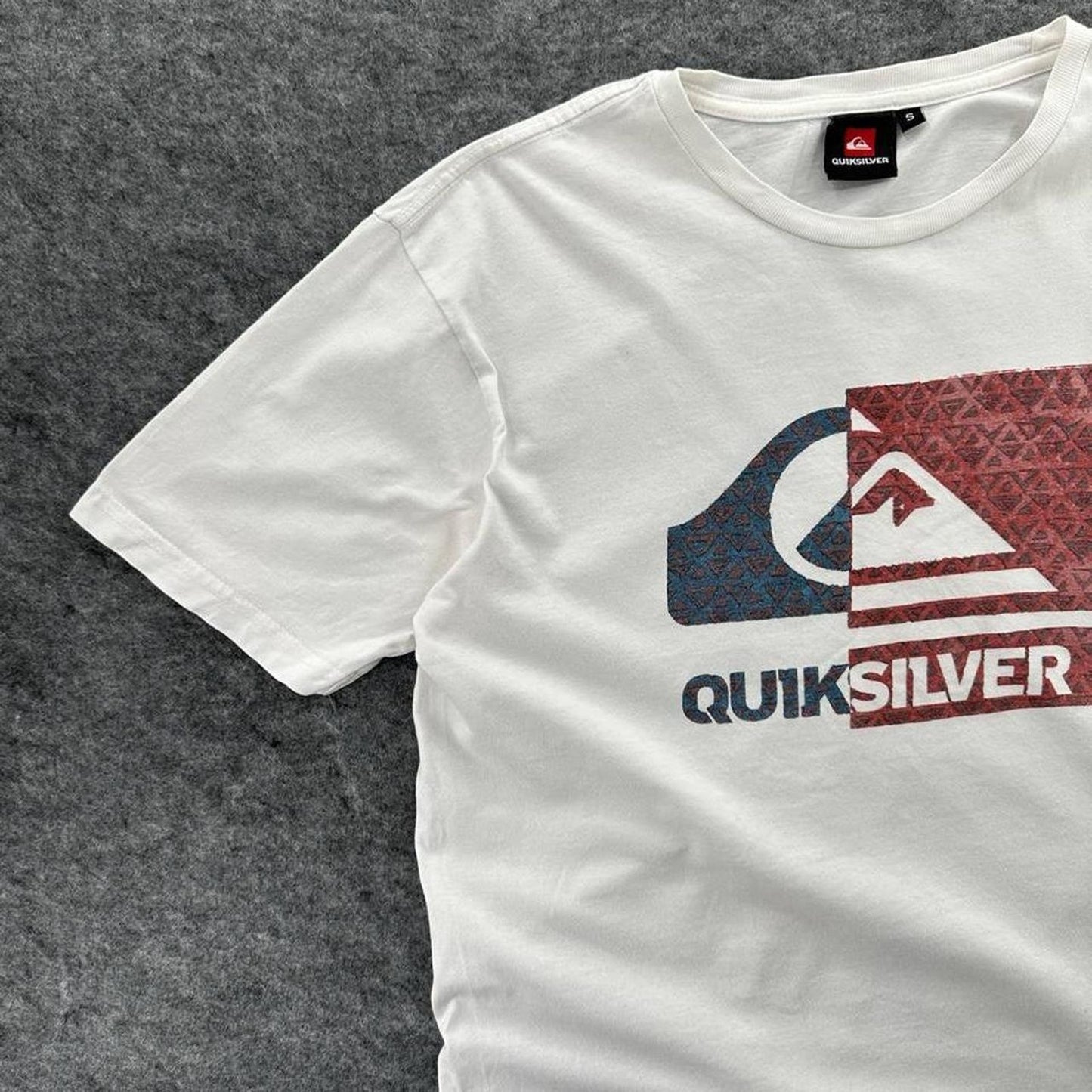 Quiksilver white t shirt with blue