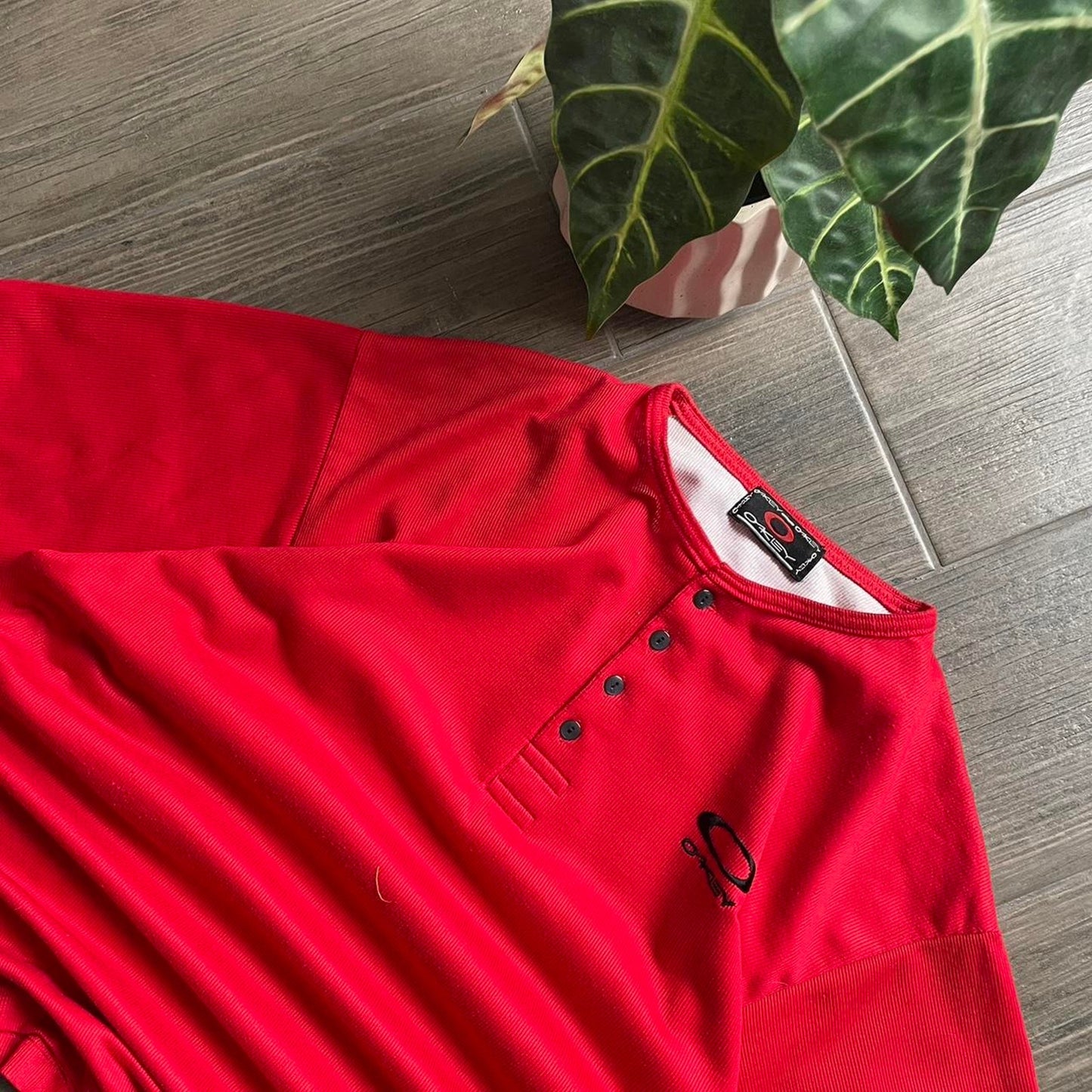 Oakley 90s red vintage tee