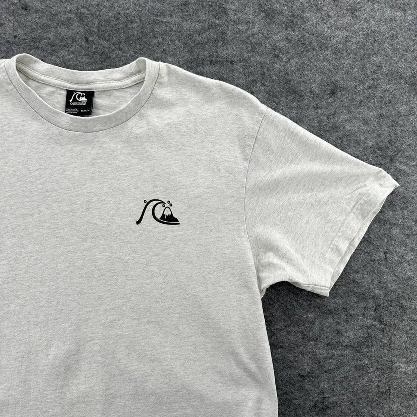 Gray quiksilver t shirt with black