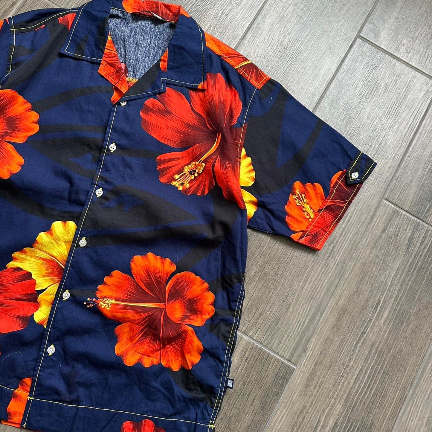 Quiksilver hibiscus hawaiian aloha shirt