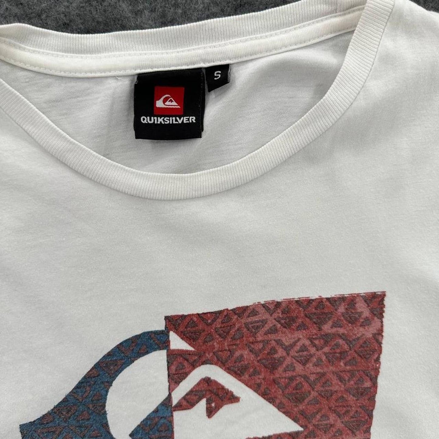 Quiksilver white t shirt with blue