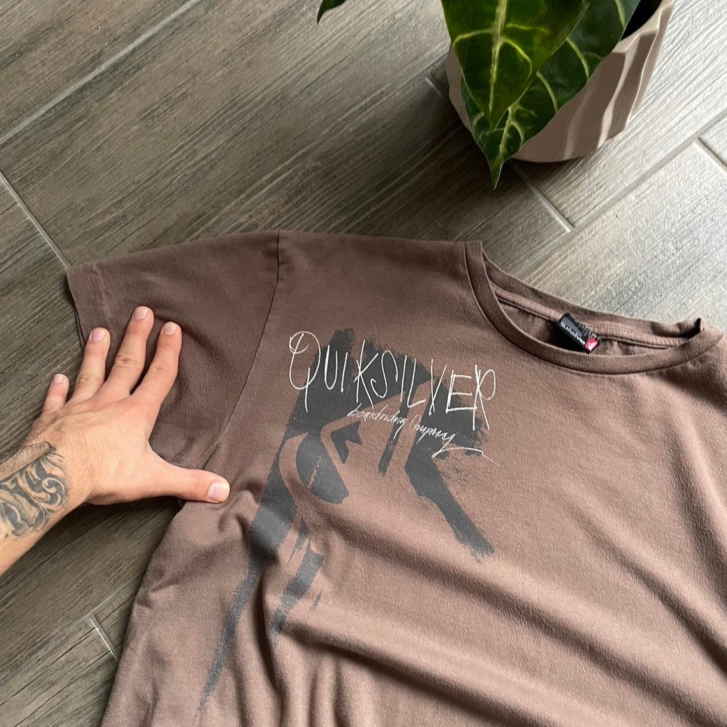 Quiksilver surf wear y2k vintage brown baggy M tee