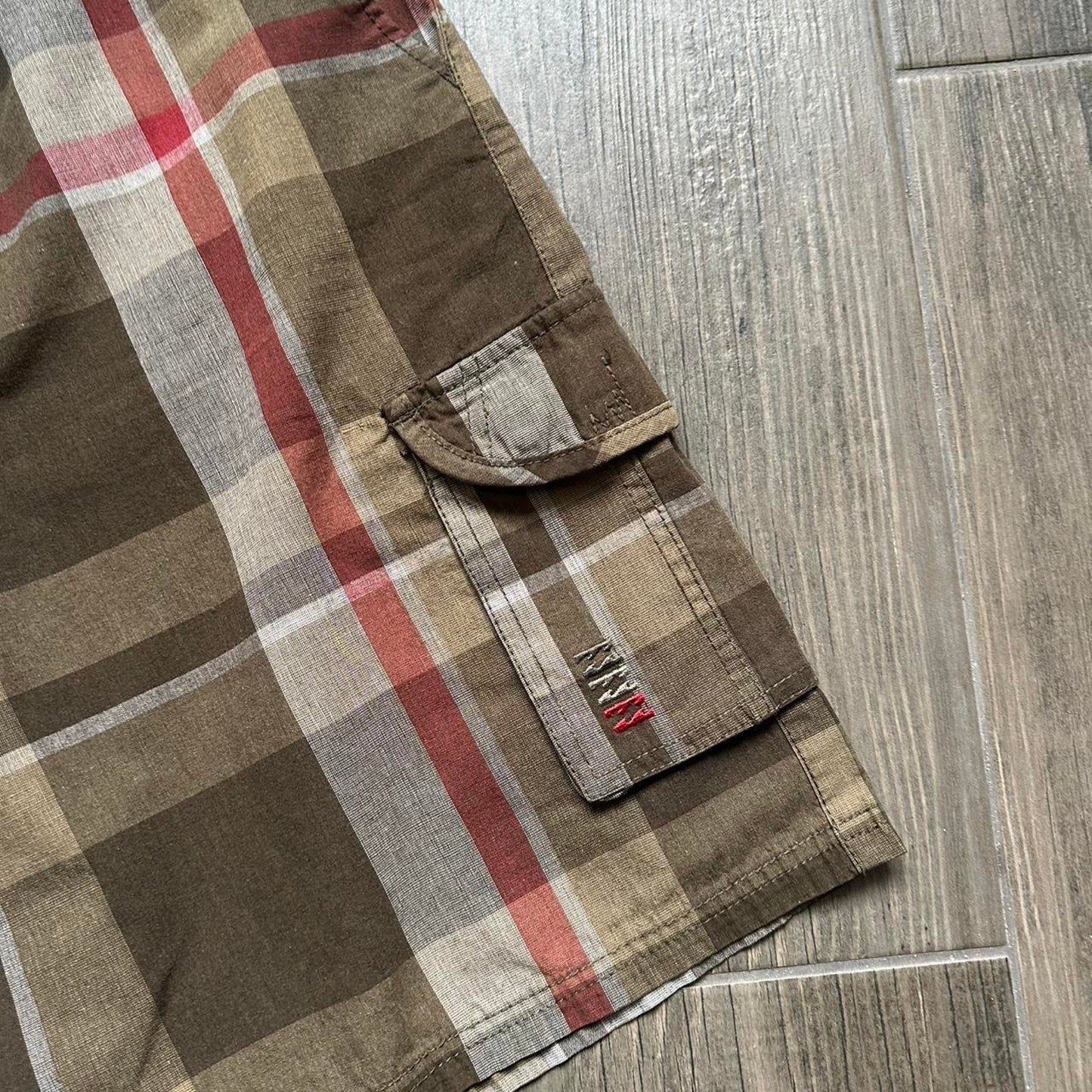 Billabong brown plaid cargo shorts Size 34