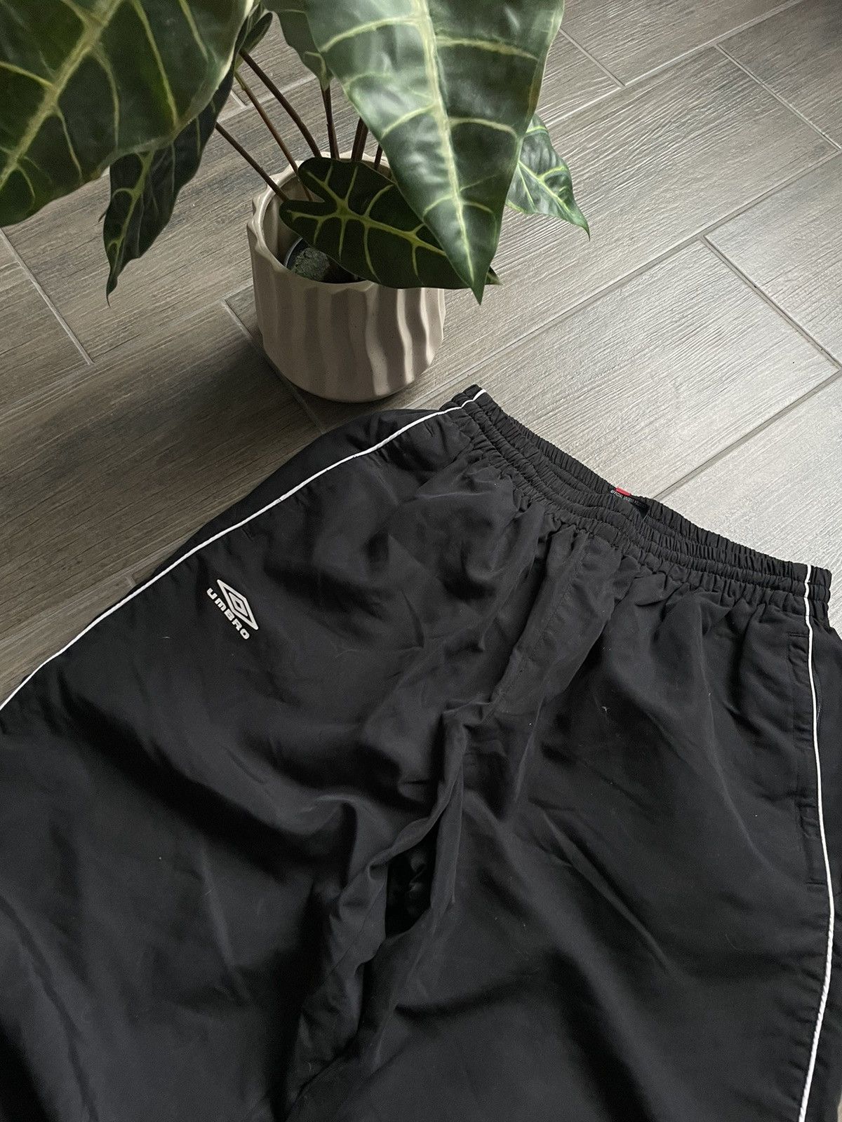 Umbro parachute baggy black nylon y2k sweatpants