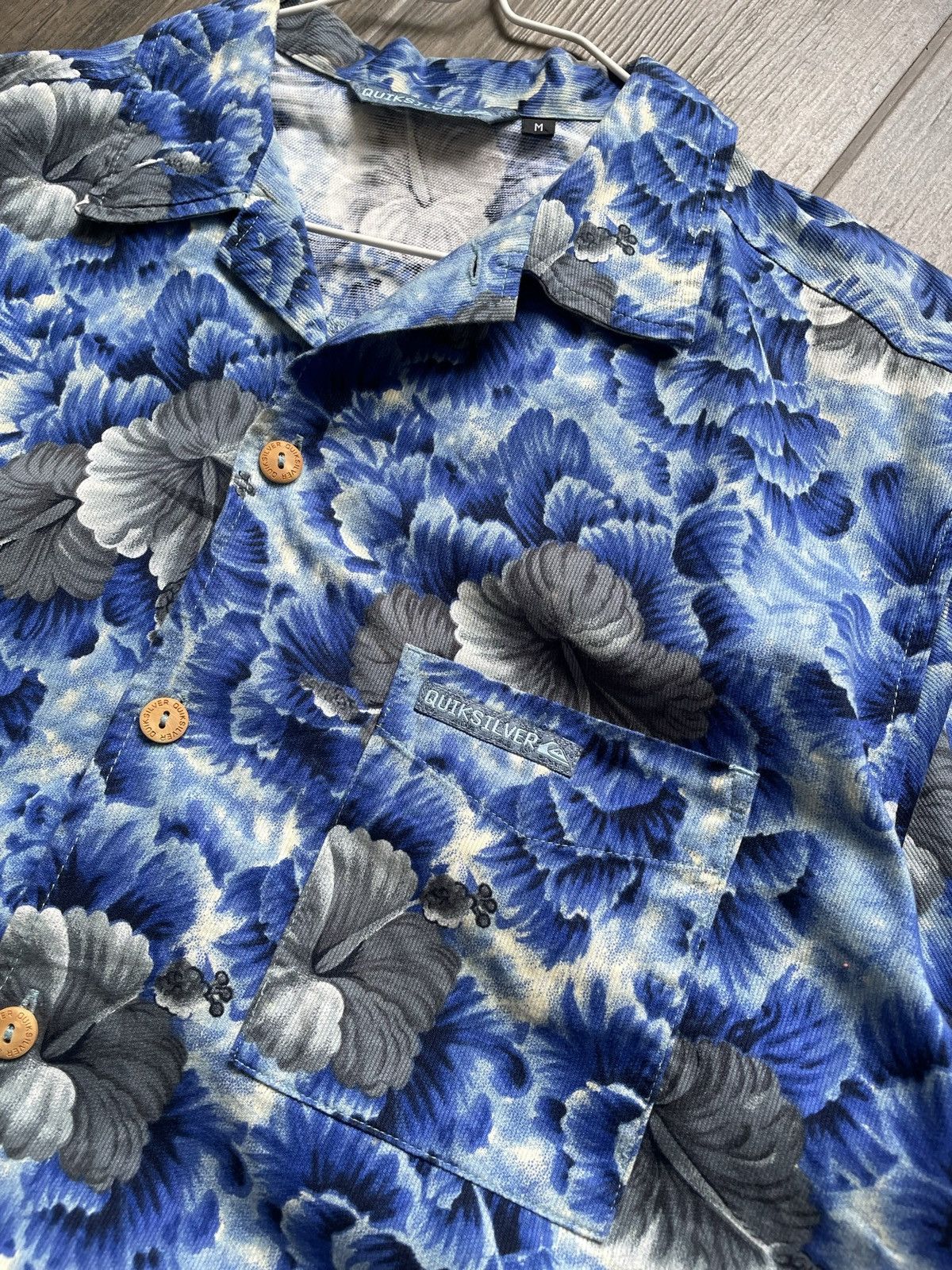 Quiksilver blue floral Hawaiian y2k shirt