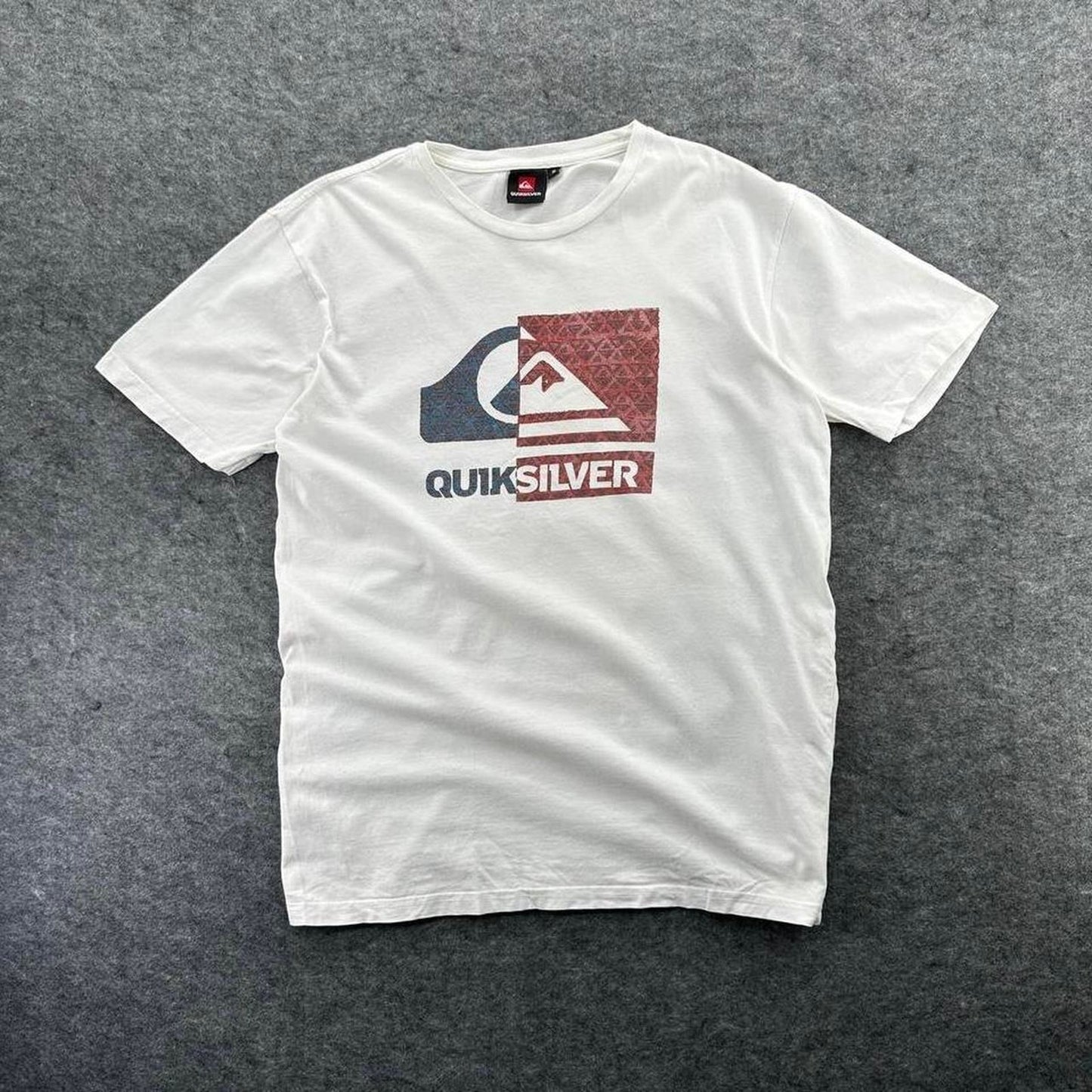 Quiksilver white t shirt with blue
