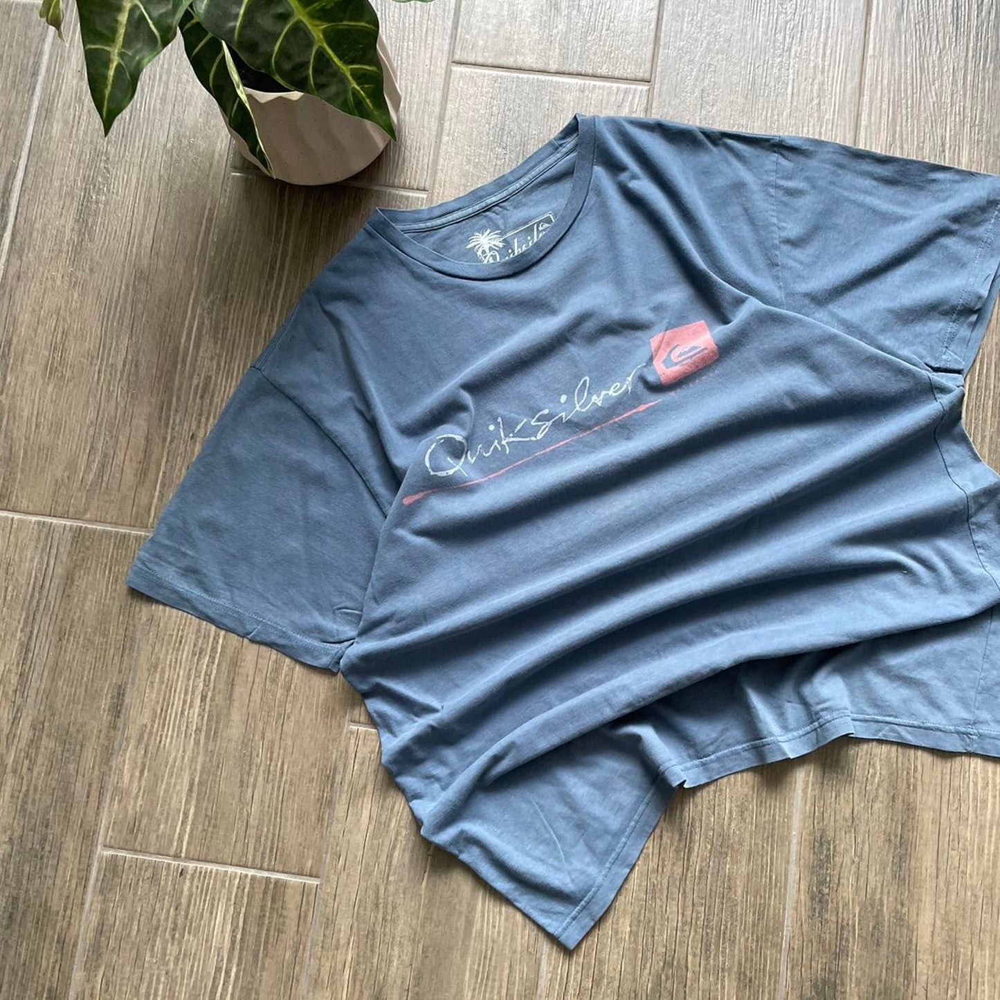 Quiksilver y2k baggy vintage tee