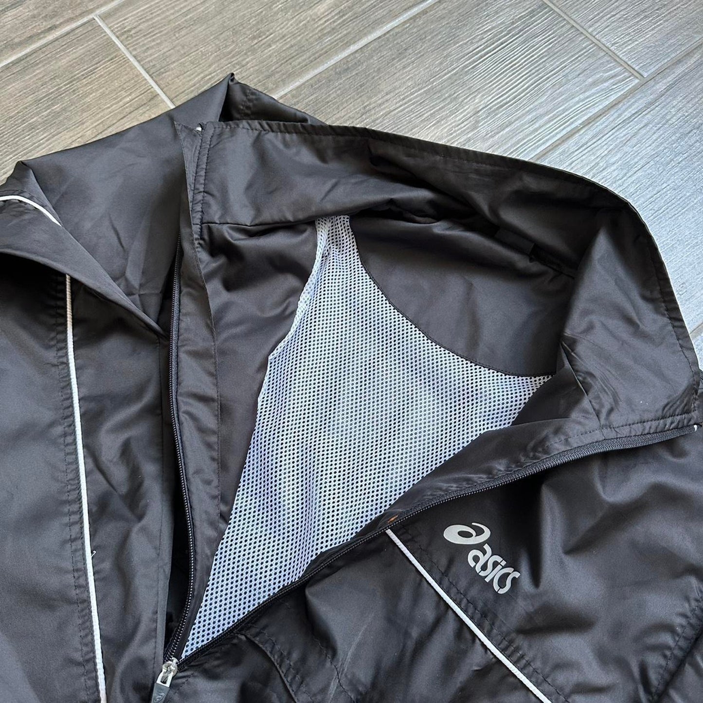 Asics black waterproof L light jacket