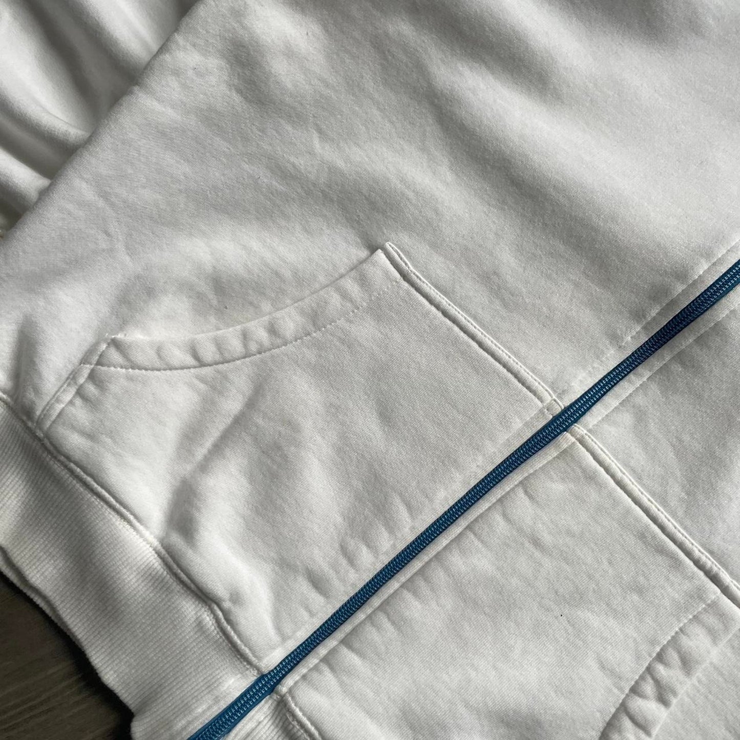 Quiksilver white y2k surf-wear M-L hoodie