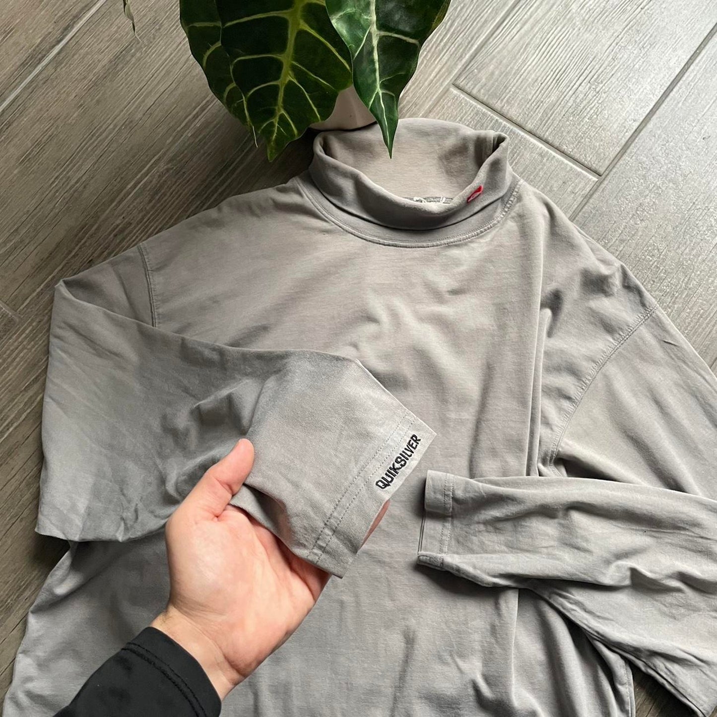 Quiksilver grey surf vintage golf tee