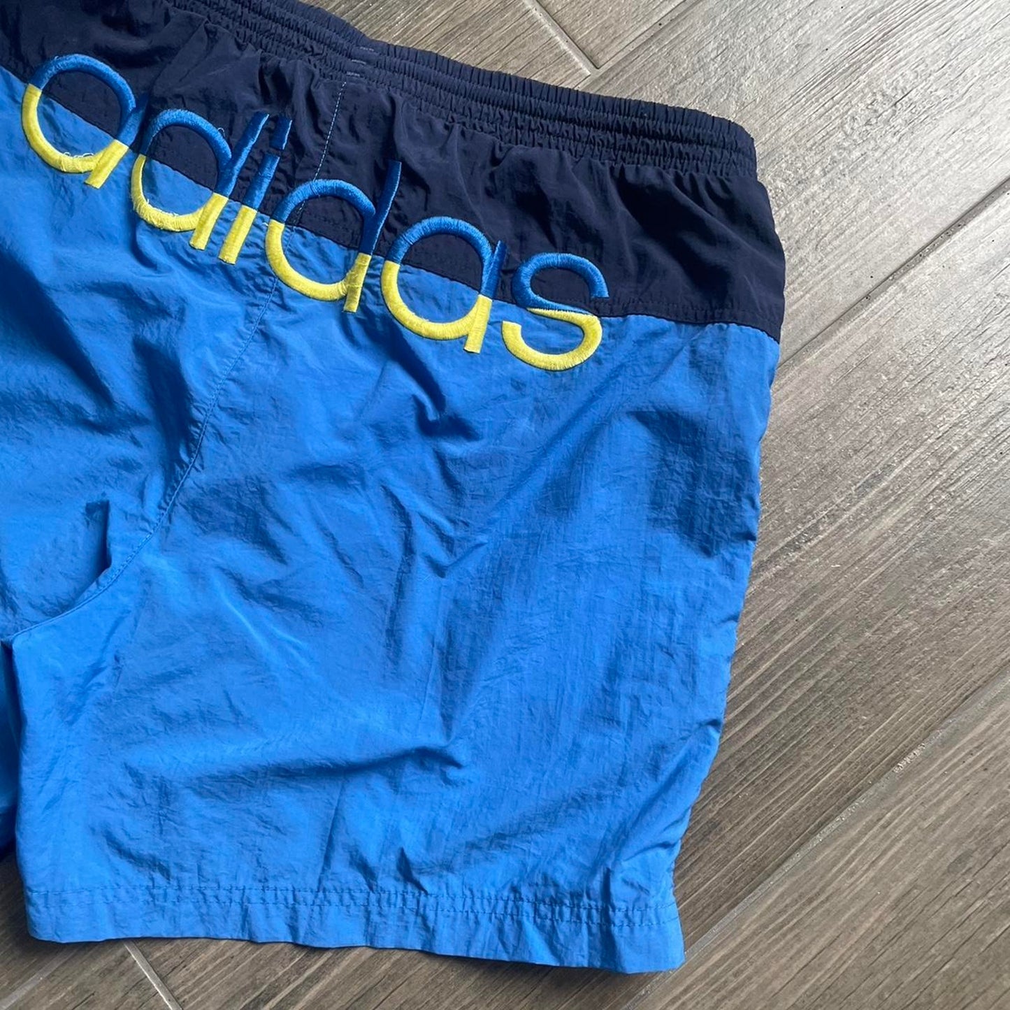 Adidas vintage baggy sport shorts