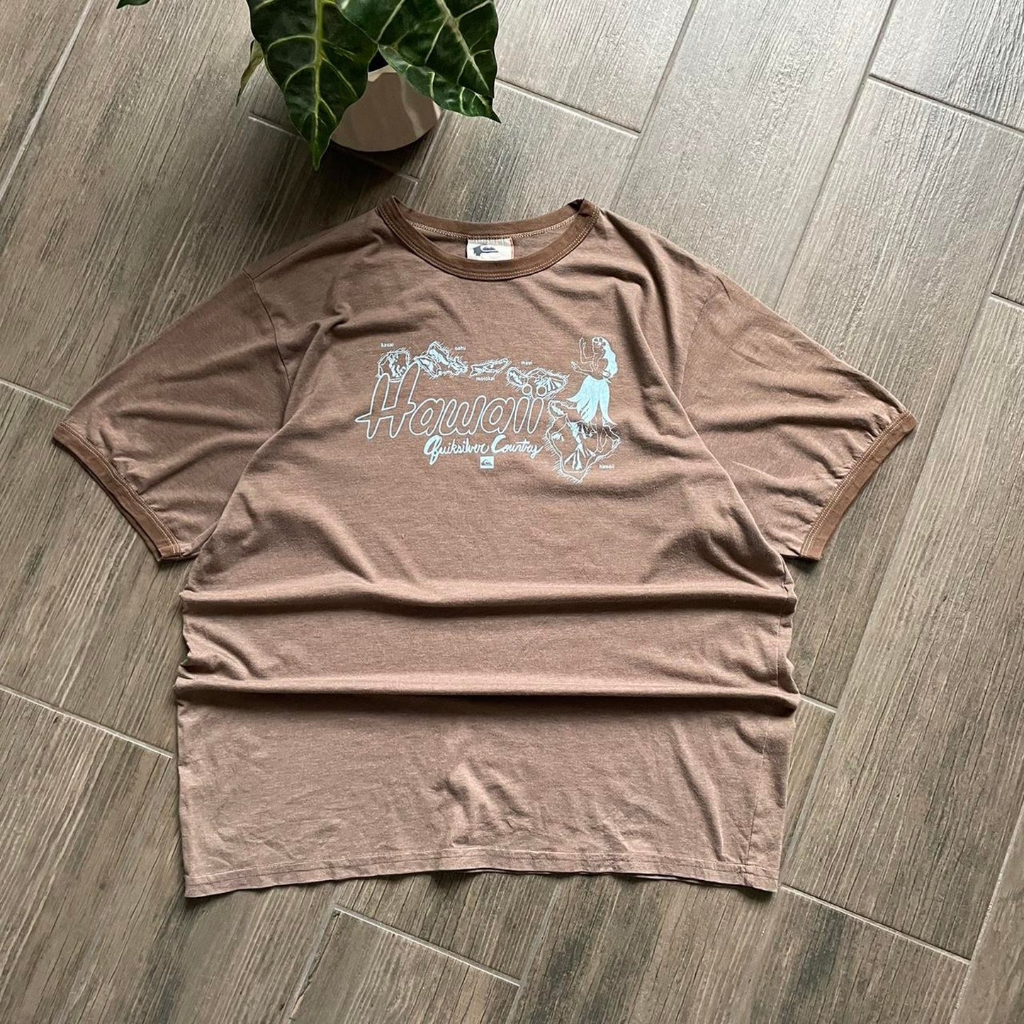 Quiksilver brown y2k big logo surf vintage tee