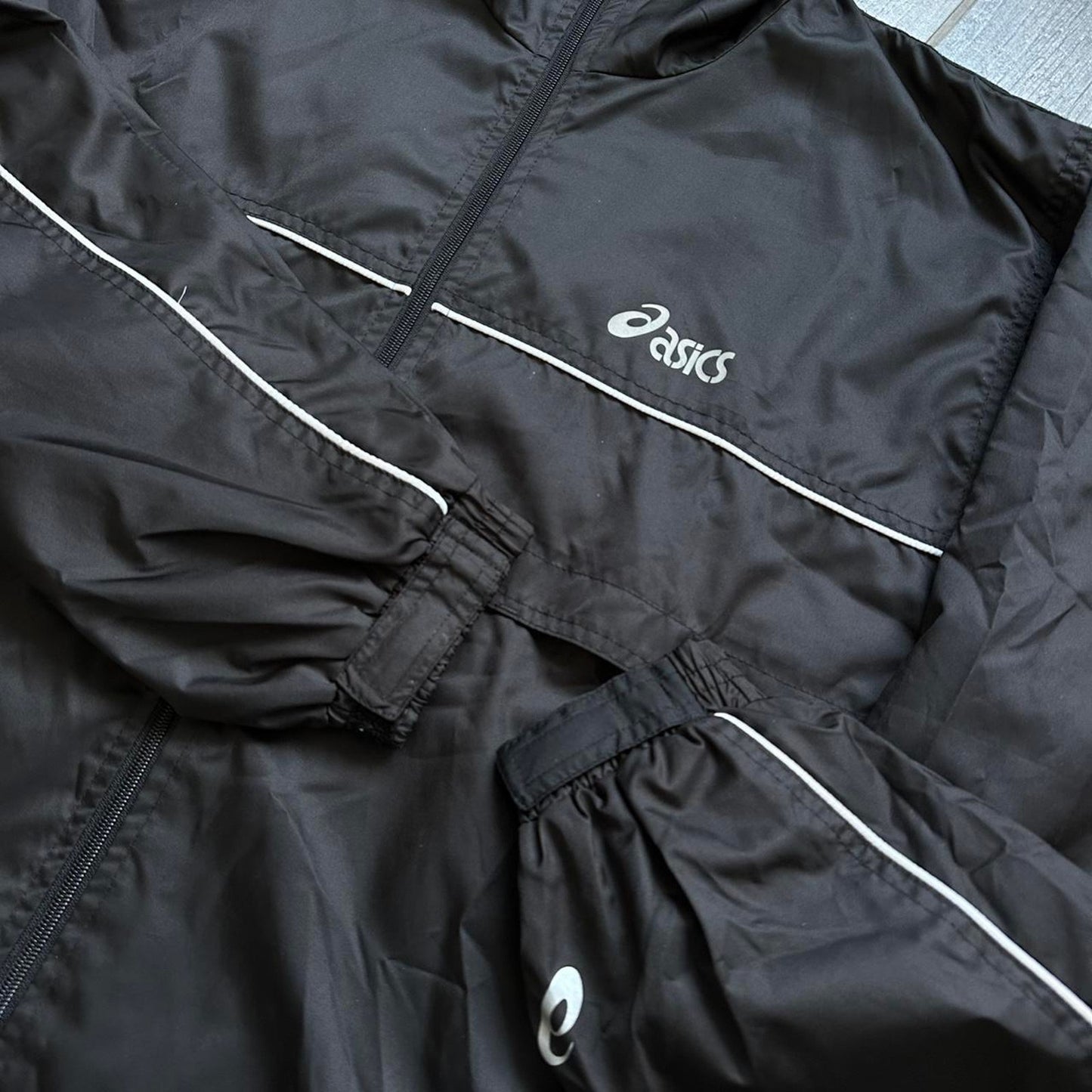 Asics black waterproof L light jacket