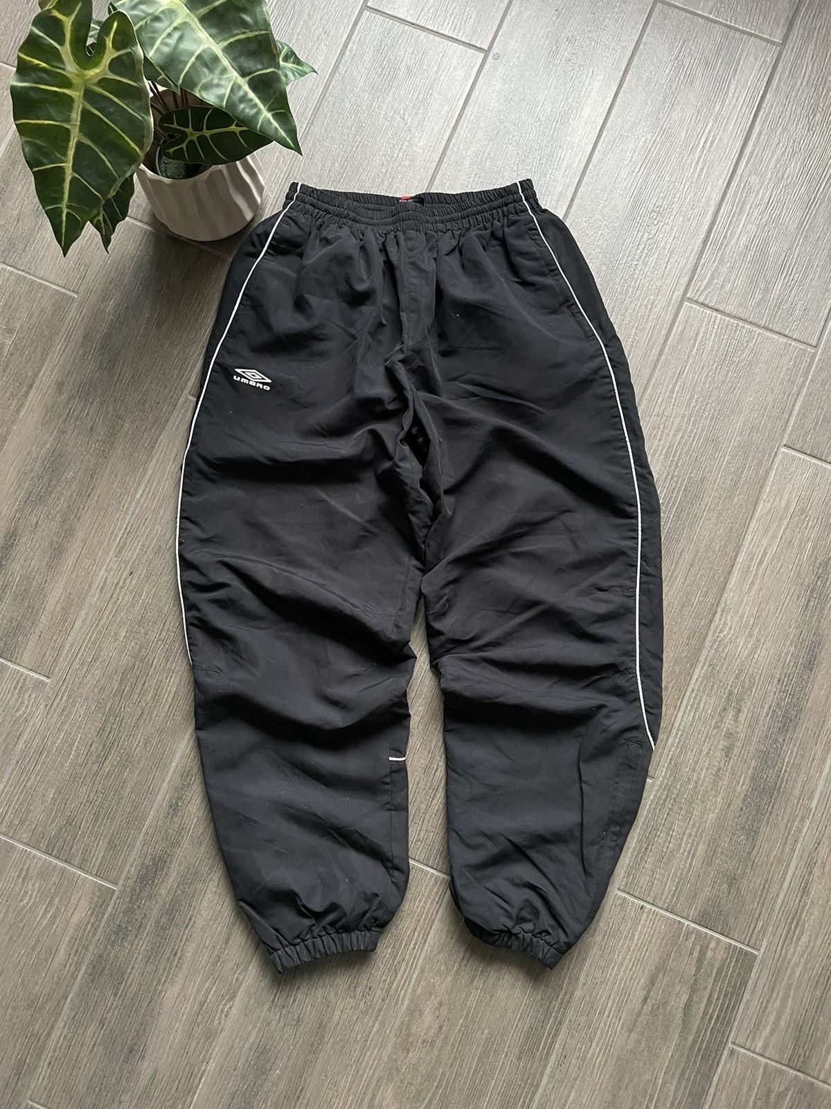 Umbro parachute baggy black nylon y2k sweatpants