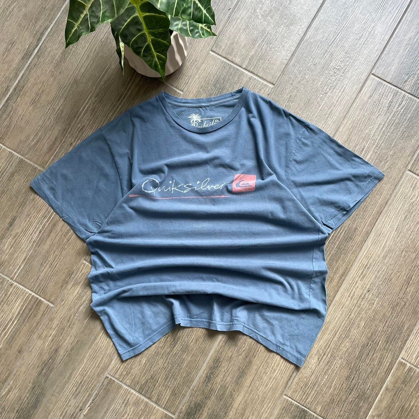 Quiksilver y2k baggy vintage tee