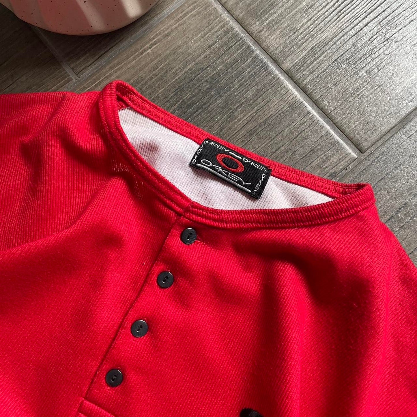 Oakley 90s red vintage tee